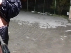 o fata spala penisul la uni baiat la o spalatorie auto apoi acel baiat se masturbeaza