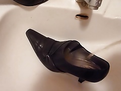 Piss in wifes pointy pump
