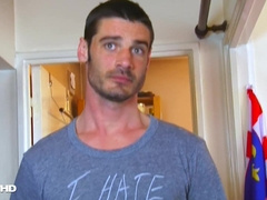 A real hetero insurer let himself be filmed with an full salute in the douche.