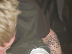 Mruczek robi loda Kitty w ciężarówce. Kitty wytrysk spermy do jego ust