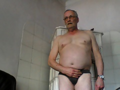 nackt im Zimmer