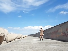 Matteo si spoglia e si sega al molo 04.04.2018