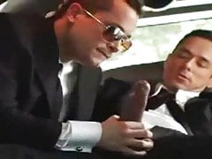 le chauffeur s'occupe de la grosse queue de son patron