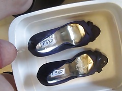 Pissing Sexy Purple Heels fm MrMessyshoes p1