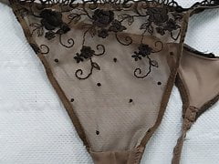 Eine geile Ladung auf den Slip spritzen