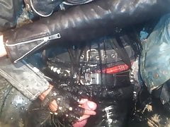 2 leather gays gets pissed on