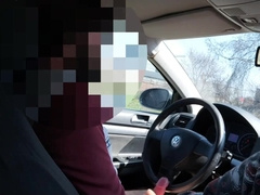 un baiat care e freaca pula uni peak de volan pana cand sperma va fi ejagulata pe vola
