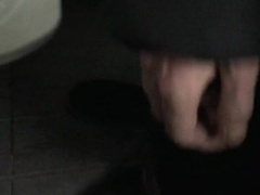 Экстрим в торговом центре , дал в рот своему парню в туалете