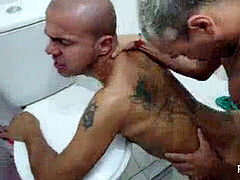 SEXO E MIJADA DE AMIGOS NO BANHEIRO - Kadu Ventri