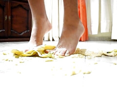 Crushing 6 bananas