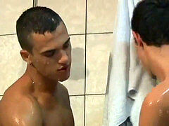 les douches de la piscine