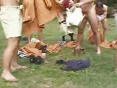 Grupo de chicos nudistas en el campo.