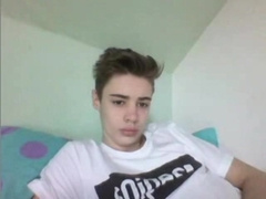 Young twink cums on cam