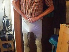 Mit steifen Schwanz in die Wohnung gepisst