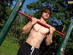 Daniel Donovan works out and looks super-hot as well