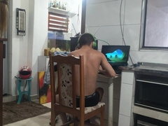 TWUNK GEEK RECEIVES THE INTERNET TECHNICIAN AT HOME AND HAS HUMP WITH THE EMPLOYEE