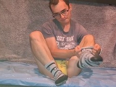 Twink gives handjob to a hung guy and enjoys a big cumshot