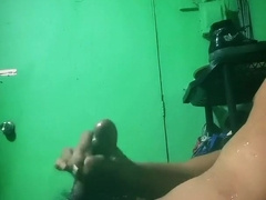 Nagjakol ako sa sala habang tulog mga kasama ko sa bahay.