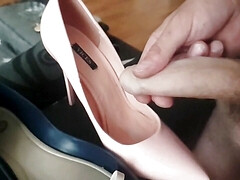 Pink heels cuming, blue balerinas