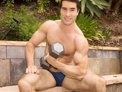 Swiss muscle-bound hottie Rafael masturbates on cam