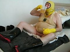 the fat piss-pervert in black n red rubber wellies