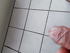 Pissen auf dem Balkon