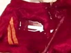 Piss in Masters Glanzshorts
