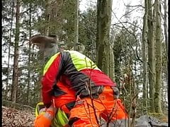 Arbeitskumpel bei der Arbeit im Wald