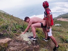 TOURIST DEMONSTRATED AT CYCLIST'S PICA ON THE BEACH IN FLORIANÓPOLIS