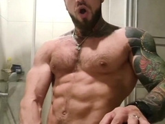 Хуястый качок дрочит в душе