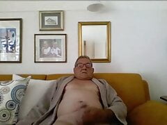 Opa wichst am Sofa