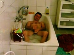 Sklave wixt in der Badewanne
