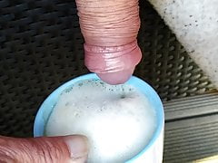 Pisse in kaffee auf der Terrasse
