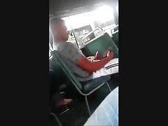 paja con corrida en el bus