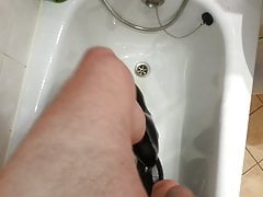 Bepisste Gummistiefel anziehen