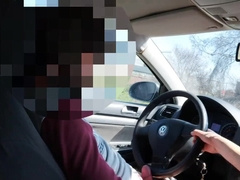 un baiat care e freaca pula uni peak de volan pana cand sperma va fi ejagulata pe vola