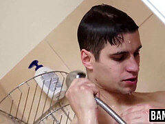 video taping my roomie in the bathroom