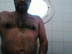 Osito caliente con una gran polla se ducha y se pajea.