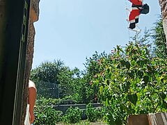 Masturbandome con aceite y tortura de pezones en el jardin