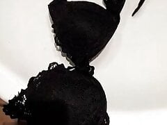 Ejaculation sur un soutien gorge de ma femme
