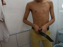 wow this thin guy knows how to suck dick in the douche of his building, he is my girlfriend's brother!!