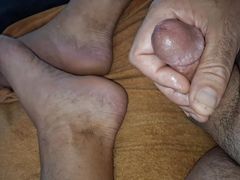 Showing off my toes and jerking off