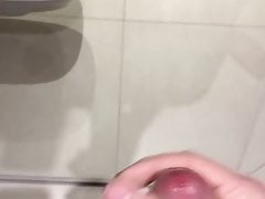 Glaswand in einer Hotel Dusche ordentlich bespritzt