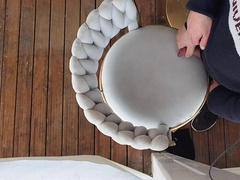 o fata care e aejagulat sperma lui uni peak pe scaun la terasa