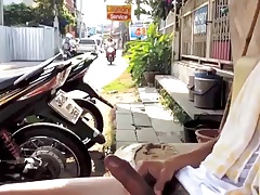 Mostrou pau duro na rua