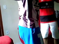 Baixou as calcas do irmao