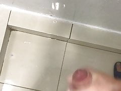 Wichsen in unter der Dusche
