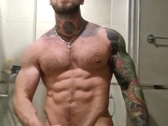 Хуястый качок дрочит в душе