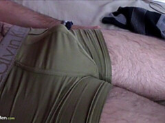 Bearded hunk John Ander cums on his pubes