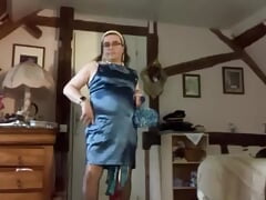 En turquoise dress